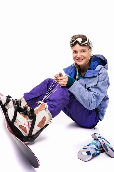 Mulher amarrando equipamento de snowboard — Fotografia de Stock