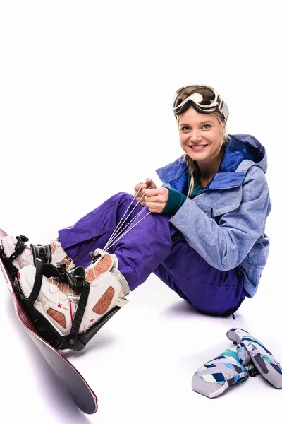 Frau bindet Snowboard-Ausrüstung — Stockfoto