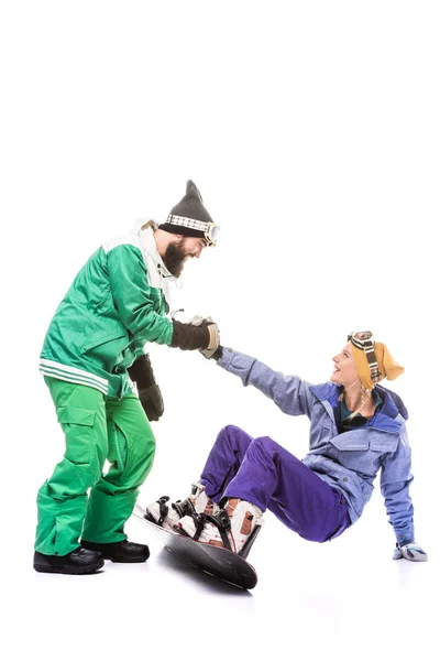 Snowboarder ayudar novia a levantarse - foto de stock