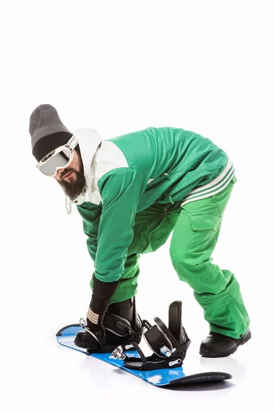 Hombre atar equipo de snowboard - foto de stock