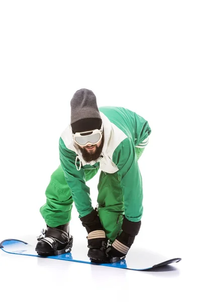 Homem amarrando equipamento de snowboard — Fotografia de Stock