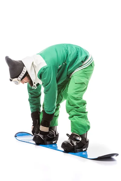 Homem amarrando equipamento de snowboard — Fotografia de Stock