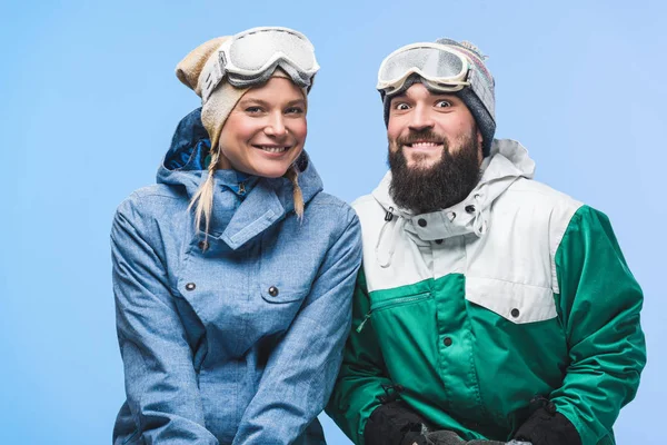 Sorrindo casal em roupas de snowboard — Fotografia de Stock