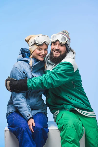 Uomo abbracciare fidanzata — Foto stock