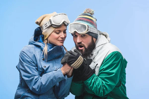 Mann wärmt Freundinnen die Hände — Stockfoto