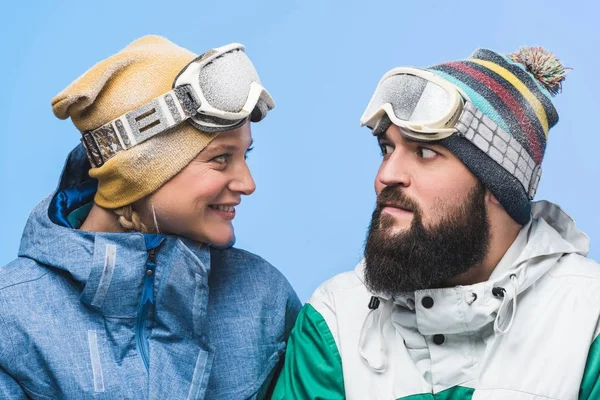 Pareja en ropa de snowboard - foto de stock