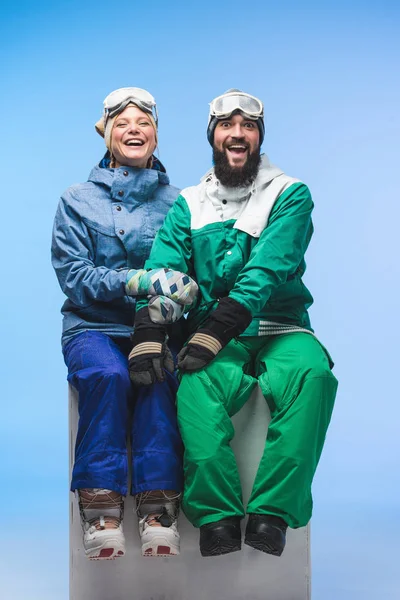 Felizes jovens snowboarders — Fotografia de Stock