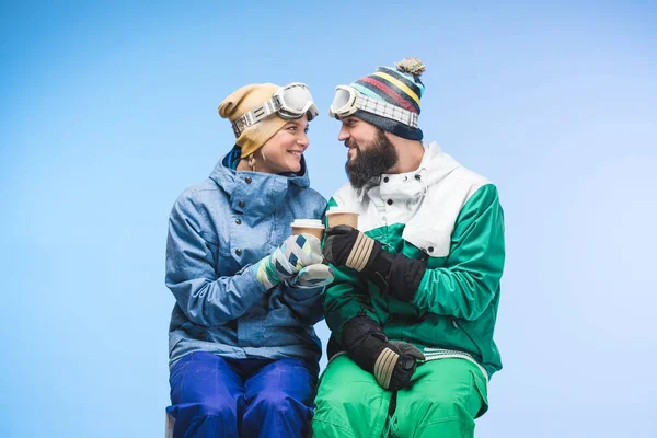Snowboarders con café para llevar - foto de stock