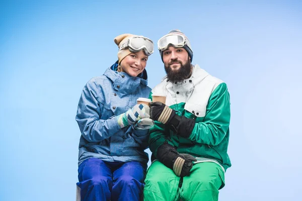 Snowboarders con café para llevar - foto de stock