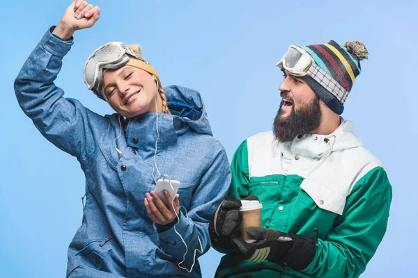 Jovem casal em roupas de snowboard — Fotografia de Stock