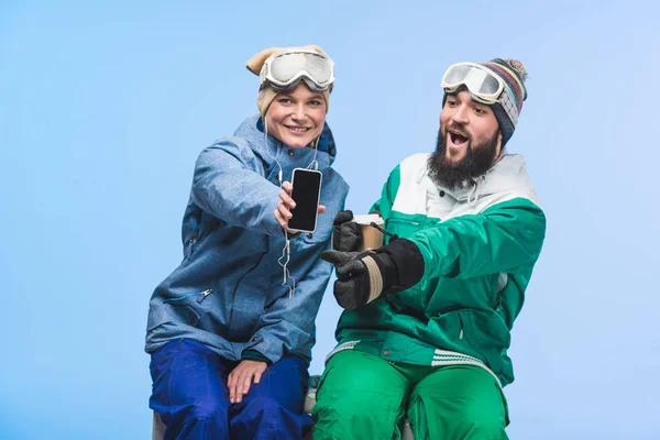 Jovem casal em roupas de snowboard — Fotografia de Stock