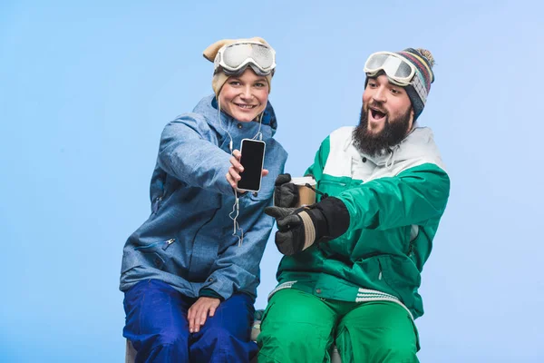 Pareja joven en ropa de snowboard - foto de stock