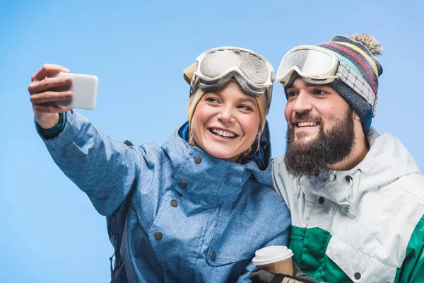 Snowboarders tomando selfie — Fotografia de Stock
