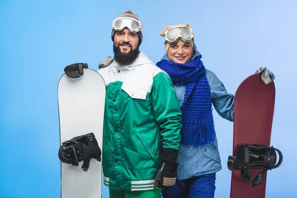 Glückliches Paar mit Snowboards — Stockfoto