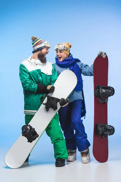 Молоді сноубордисти зі сноубордами — стокове фото