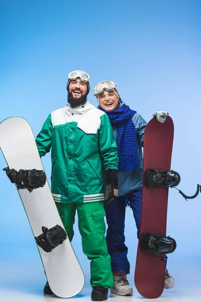 Glückliches Paar mit Snowboards — Stockfoto