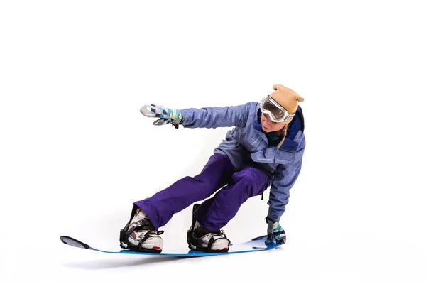 Женщина скользит на сноуборде — стоковое фото