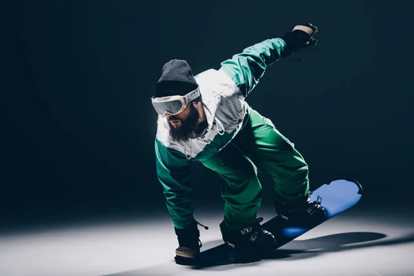 Snowboarder pratiquant sur snowboard — Photo de stock