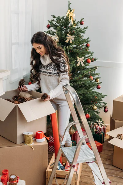 Mujer con decoraciones navideñas - foto de stock