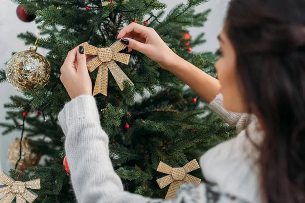 Frau schmückt Weihnachtsbaum — Stockfoto
