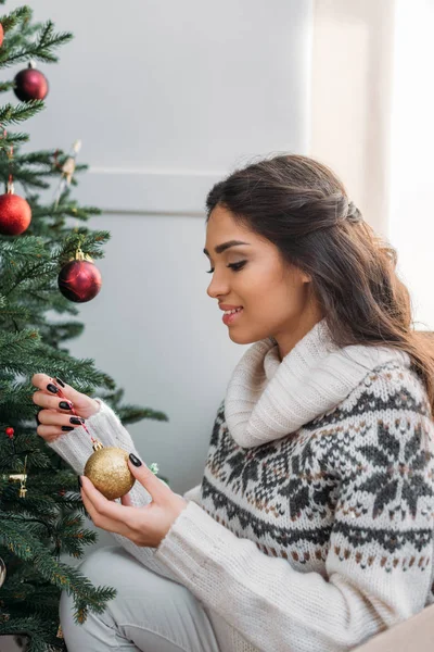 Mujer decoración árbol de Navidad - foto de stock