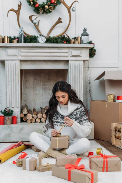 Unpacking gifts — Stock Photo