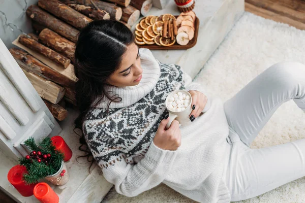 Mujer con taza de cacao con malvavisco en Navidad — Stock Photo