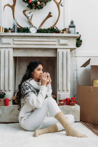 Mujer con bebida caliente en Navidad - foto de stock