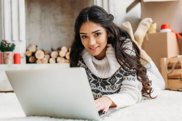 Using laptop — Stock Photo