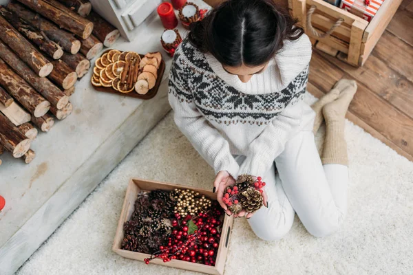 Donna con decorazioni natalizie naturali — Foto stock