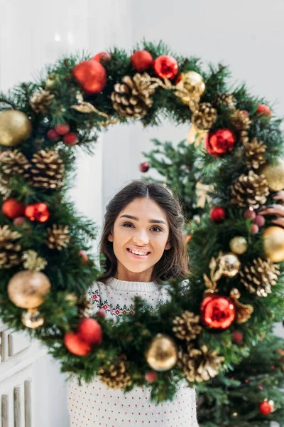 Donna che tiene corona di Natale — Foto stock