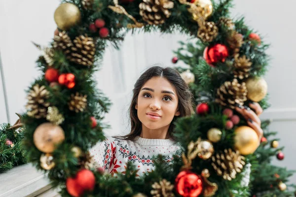 Femme tenant une couronne de Noël — Photo de stock