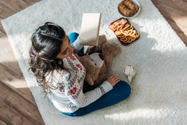 Woman with teddy bear and christmas sweets — Stock Photo