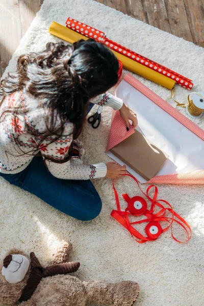 Mujer embalaje regalo de Navidad - foto de stock