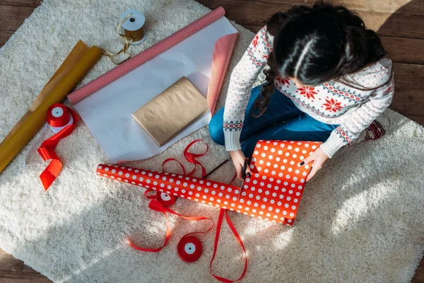 Woman packing christmas gift — Stock Photo