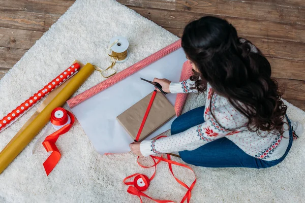 Femme emballage cadeau de Noël — Photo de stock