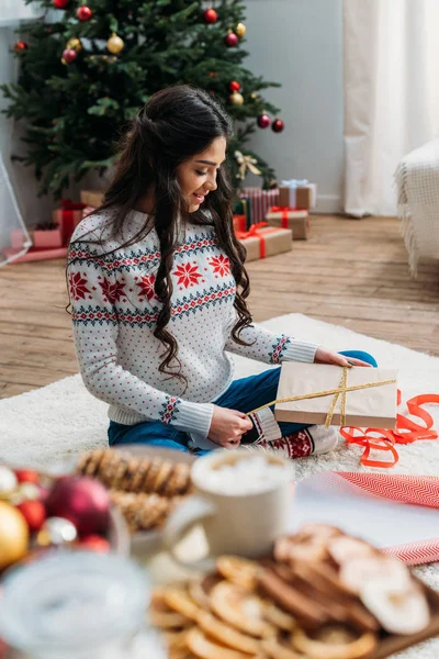 Donna imballaggio regalo di Natale — Foto stock