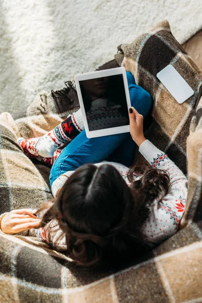 Женщина с помощью планшета в уютном кресле — стоковое фото