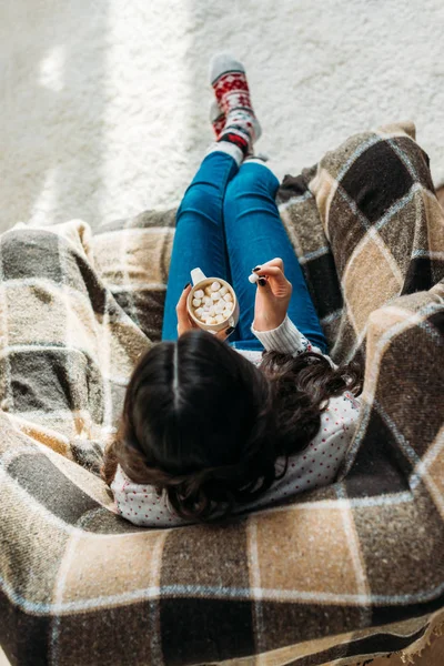 Mulher desfrutando de cacau com marshmallow — Fotografia de Stock