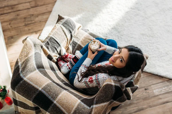 Frau genießt heiße Schokolade mit Marshmallow — Stockfoto