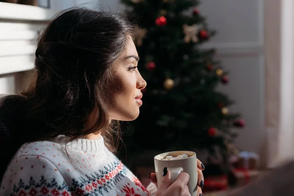 Mulher gostando de chocolate quente no Natal — Fotografia de Stock