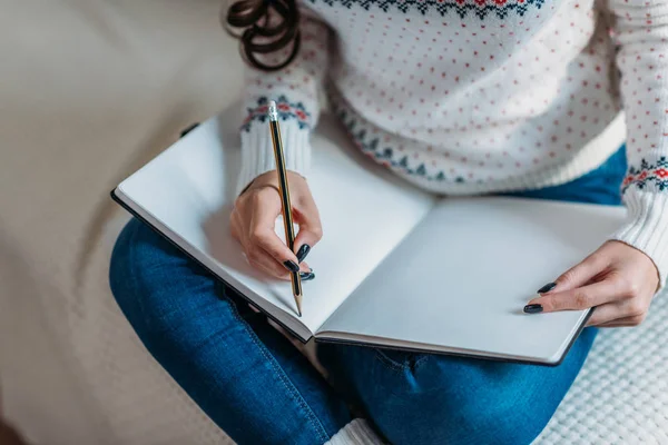 Mujer escribiendo en cuaderno - foto de stock