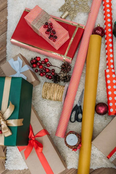 Regalos y decoraciones navideñas - foto de stock