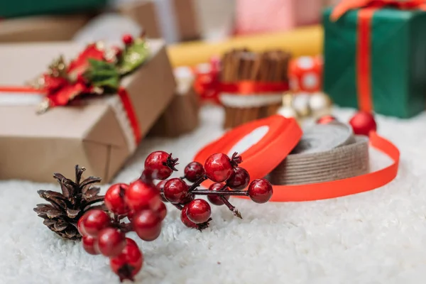 Decoración de Navidad y regalos - foto de stock