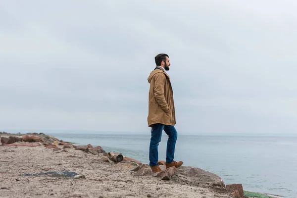 Homem em pé na praia — Fotografia de Stock