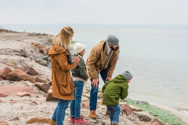 Familia divirtiéndose en la orilla del mar - foto de stock