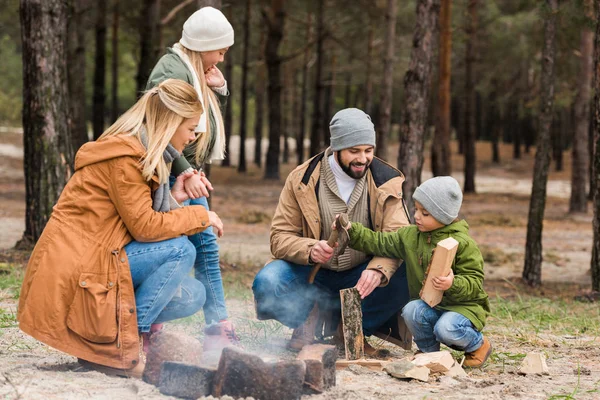 Faire un feu de camp — Photo de stock