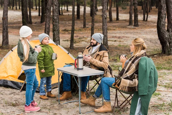 Família no acampamento na floresta — Fotografia de Stock