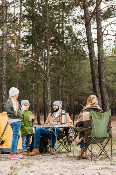 Famille sur le camping en forêt — Photo de stock
