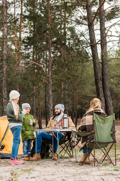 Familie zeltet im Wald — Stockfoto